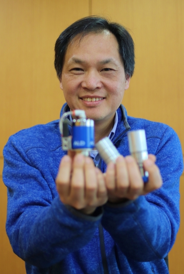 Lee Jae-young, CEO of Swagelok Korea, is introducing its valve range.