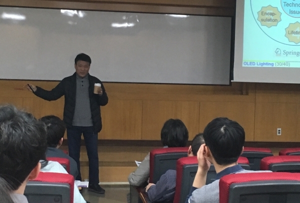 Ju Byeong-Kwon, Director of the Future Display Business, is giving a lecture at the 'OLED Lighting School' held at Korea University, Seoul.