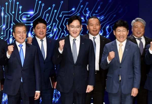 President Moon Jae-in (far left) poses with Samsung Electronics' Vice Chairman Lee Jae-yong (third from left) and other industry watchers and government officials.