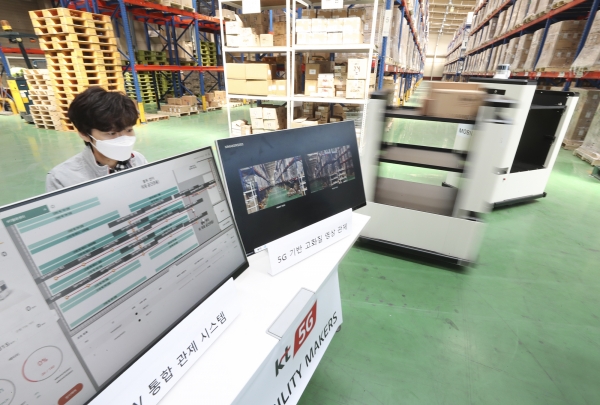 KT says the autonomous carts will reduce staff's workload. Image: KT