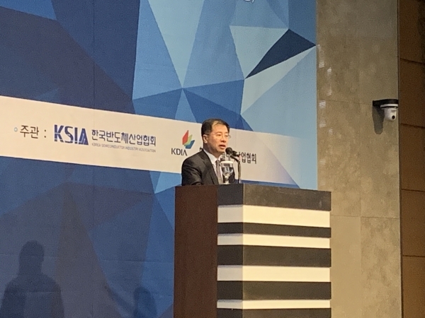 Kang Kyung-Sung, Director, Material Component Industry Division of Ministry of Trade, Industry and Energy.