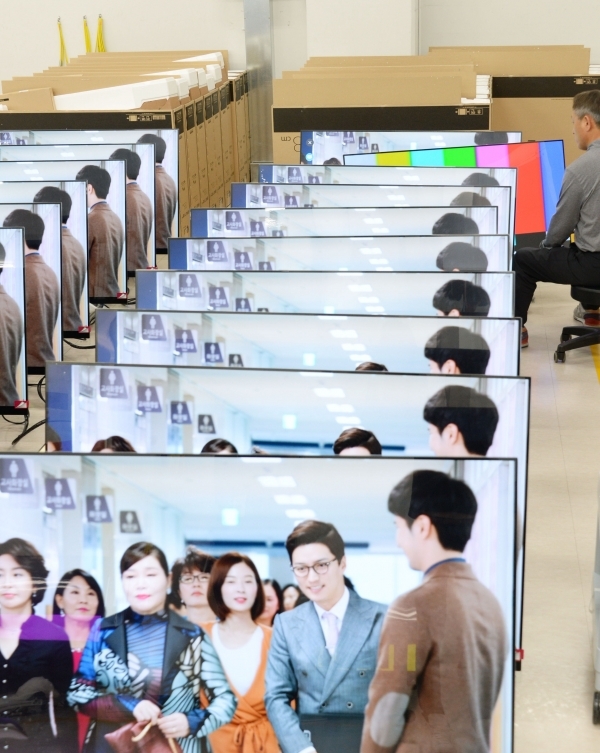 At LG Electronics' Reliability Test Lab at A3 factory in Gumi City, Gyeongbuk Province, LG Electronics employees are unwrapping OLED TVs for quality testing.