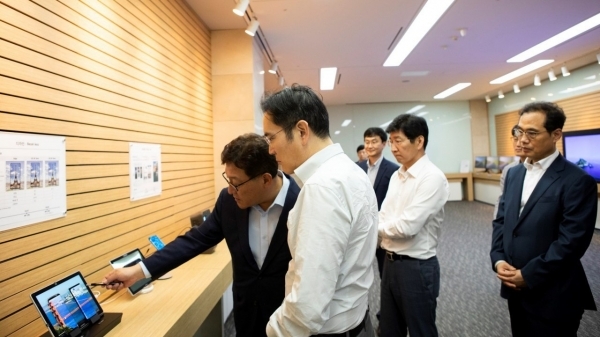 Samsung Electronics Vice Chairman Lee Jae-yong (second from left) examines facilities.