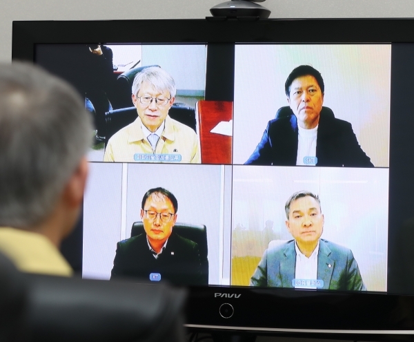 A photo taken of the meeting between Science Minister (top, left) and the heads of the three local telecom companies.