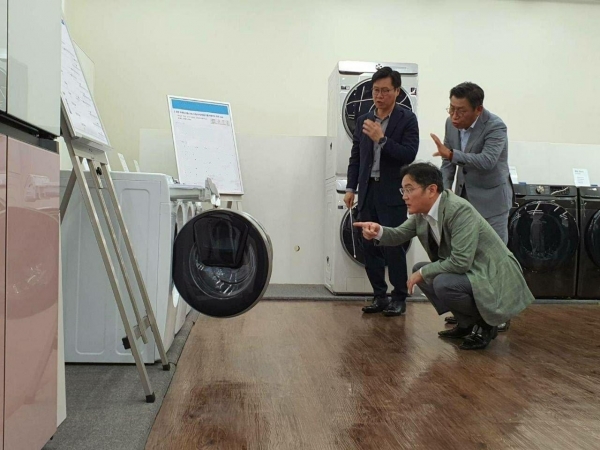 Samsung Electronics vice chairman Lee Jae-yong, who is crouching, met with executives of the company's CE business to discuss future strategies Image: Samsung