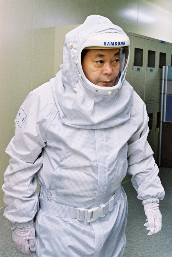 Samsung chairman Lee Kun-hee visited the company's chip plant in 2004. Image: Samsung