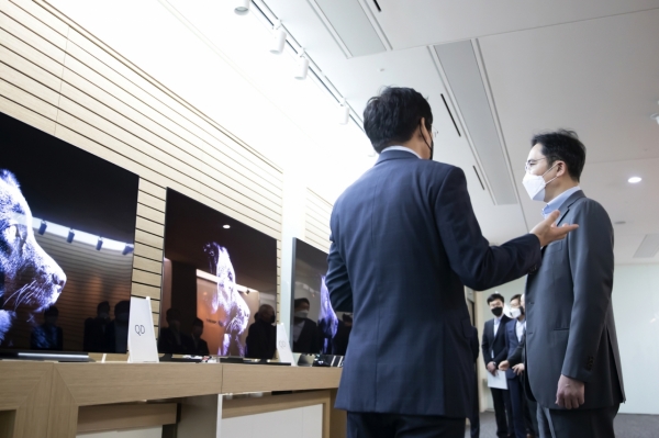 Samsung vice chairman Lee Jae-yong, right, inspects Samsung Display's QD display panel samples. Image: Samsung Display